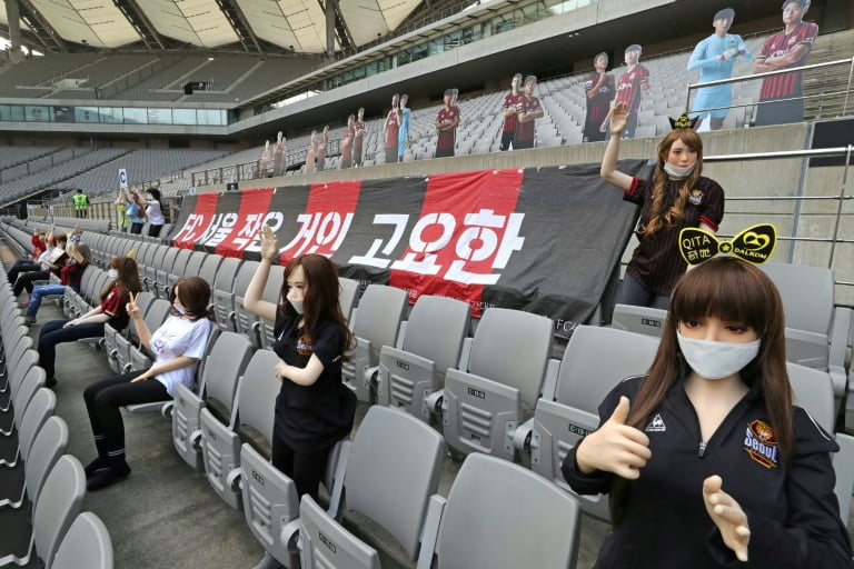 Clube sul-coreano pede desculpas por colocar bonecas infláveis em ...
