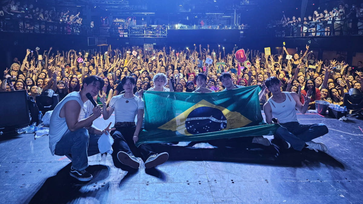 Os membros do VAV segurando a bandeira do Brasil.